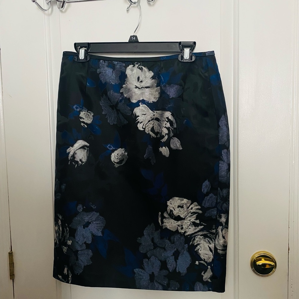 Elegant Karl Lagerfeld Paris size 8 Pencil Skirt